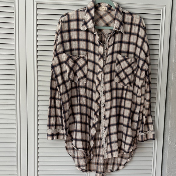 POL Oversized Button Down Shirt in Blue Tan and Cream with Crochet Lace Details - Picture 3 of 9